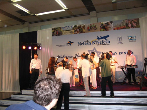 Frances Greenberg recieves her new Israeli passport during the welcome ceremony at Ben Gurion Airport.