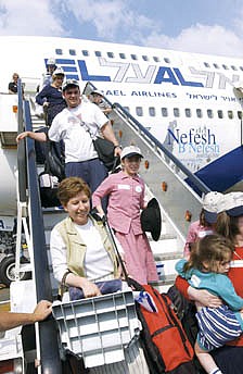 New immigrants arrive at Ben...