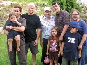 בני משפחת שליט עם התינוק הקרוי על שמה.