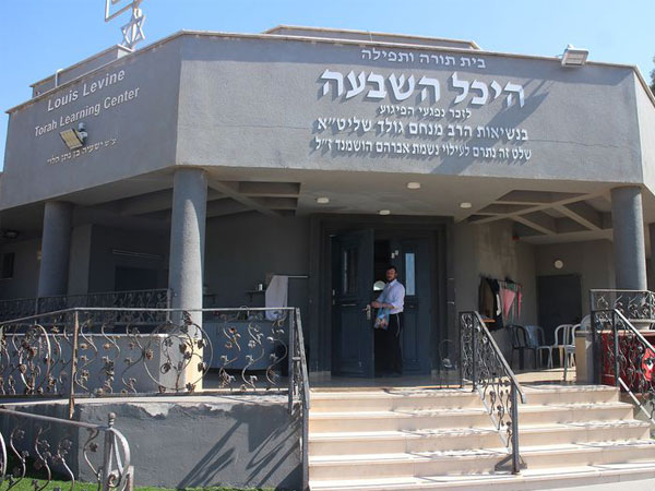 Dik sorayotgan ayol fotosurati